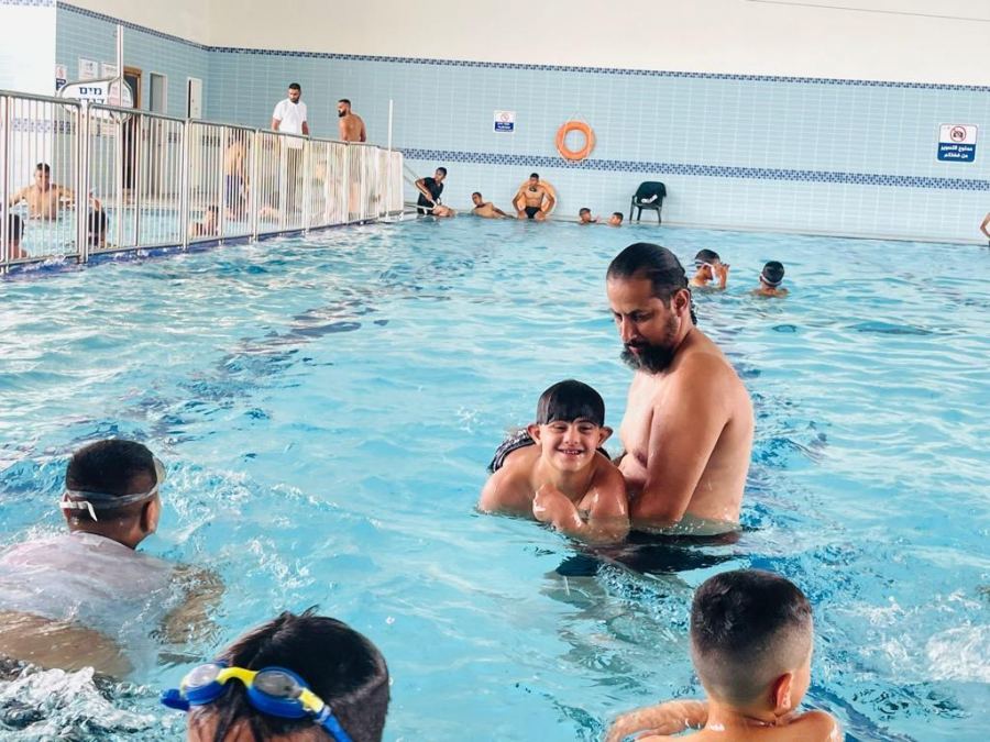 اللقاء الأول من دورة السباحة لأصحاب التحديات في بركة الغدير بمدينة رهط 